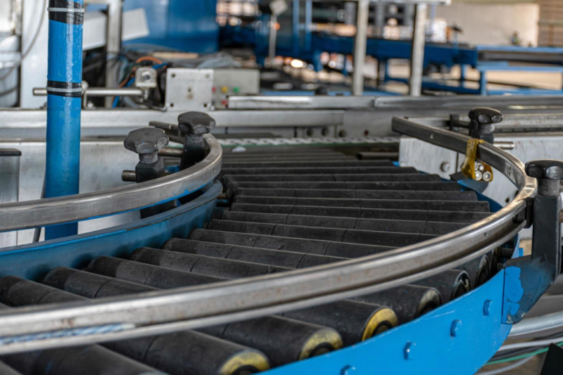 Transportadores de Roletes: Guia Completo para Melhorar a Eficiência na Logística